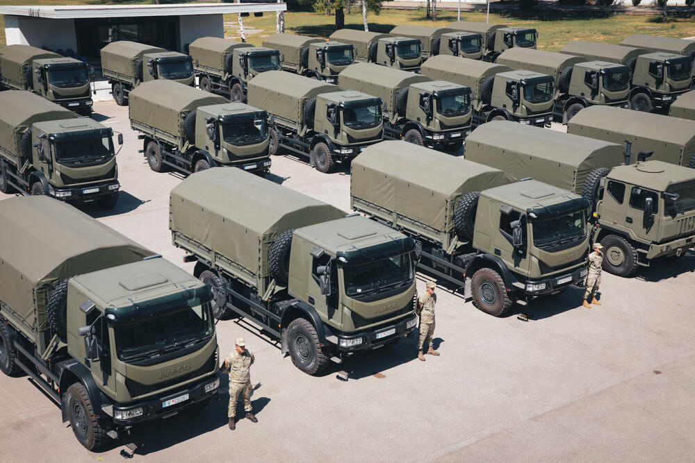 <p>Stigla vozilo IVECO Eurocargo, u varijantama MLL150 i M170, namijenjeno prvenstveno transportu ljudstva i materijala</p>