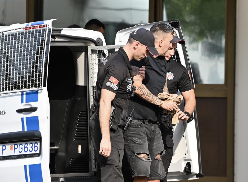 <p>"Oni su saslušani na okolnosti iz krivične prijave, nisu iznosili odbranu, to je na žalost sve što vam za sad mogu reći", rekao je nakon saslušanja branilac Stanišića, advokat Nikola Ivanović</p>