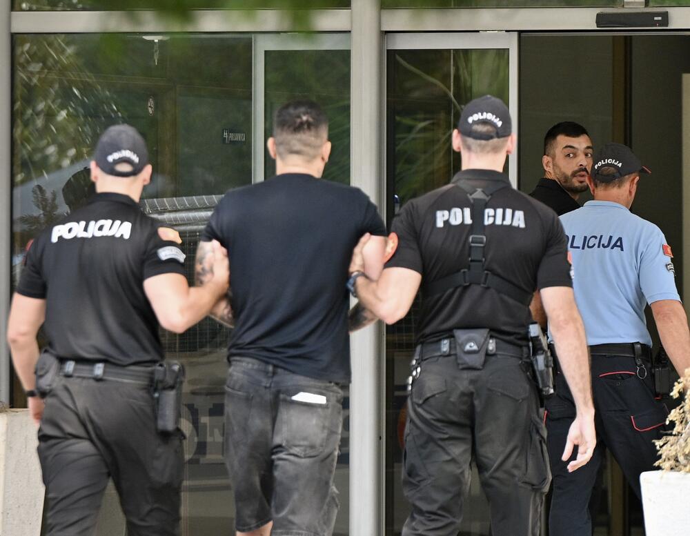 <p>"Oni su saslušani na okolnosti iz krivične prijave, nisu iznosili odbranu, to je na žalost sve što vam za sad mogu reći", rekao je nakon saslušanja branilac Stanišića, advokat Nikola Ivanović</p>