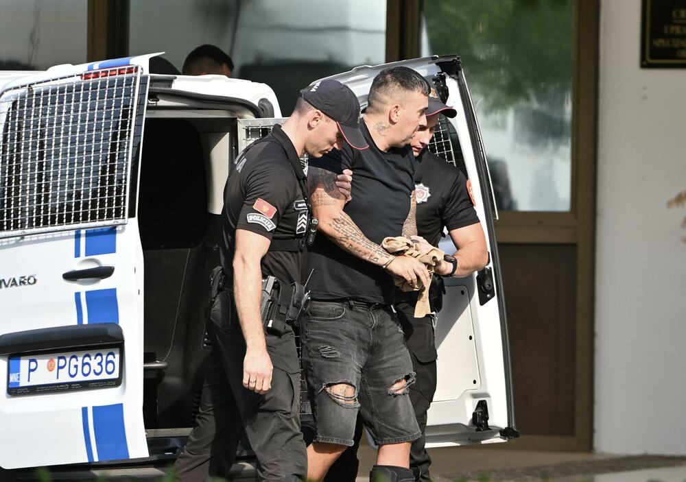 <p>"Oni su saslušani na okolnosti iz krivične prijave, nisu iznosili odbranu, to je na žalost sve što vam za sad mogu reći", rekao je nakon saslušanja branilac Stanišića, advokat Nikola Ivanović</p>