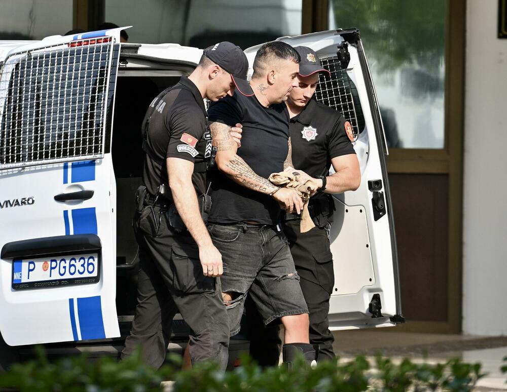 <p>"Oni su saslušani na okolnosti iz krivične prijave, nisu iznosili odbranu, to je na žalost sve što vam za sad mogu reći", rekao je nakon saslušanja branilac Stanišića, advokat Nikola Ivanović</p>