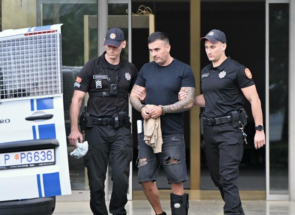 <p>"Oni su saslušani na okolnosti iz krivične prijave, nisu iznosili odbranu, to je na žalost sve što vam za sad mogu reći", rekao je nakon saslušanja branilac Stanišića, advokat Nikola Ivanović</p>