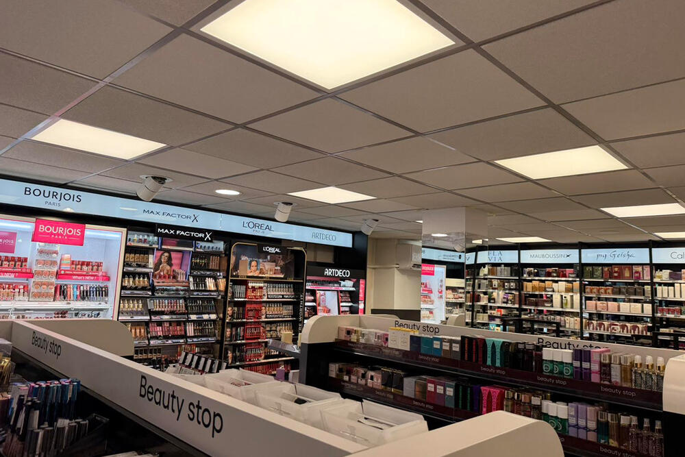 <p>Nova organizacija prostora dodatno olakšava kupovinu i snalaženje među kategorijama, uz ljubazno i predusretljivo osoblje koje je kupcima uvijek na raspolaganju</p>