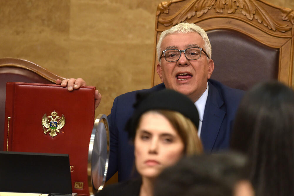 &ldquo;Radovaćemo se novoj ustavotvornoj skupštini&rdquo;: Mandić s rukom na Ustavu, Foto: BORIS PEJOVIC