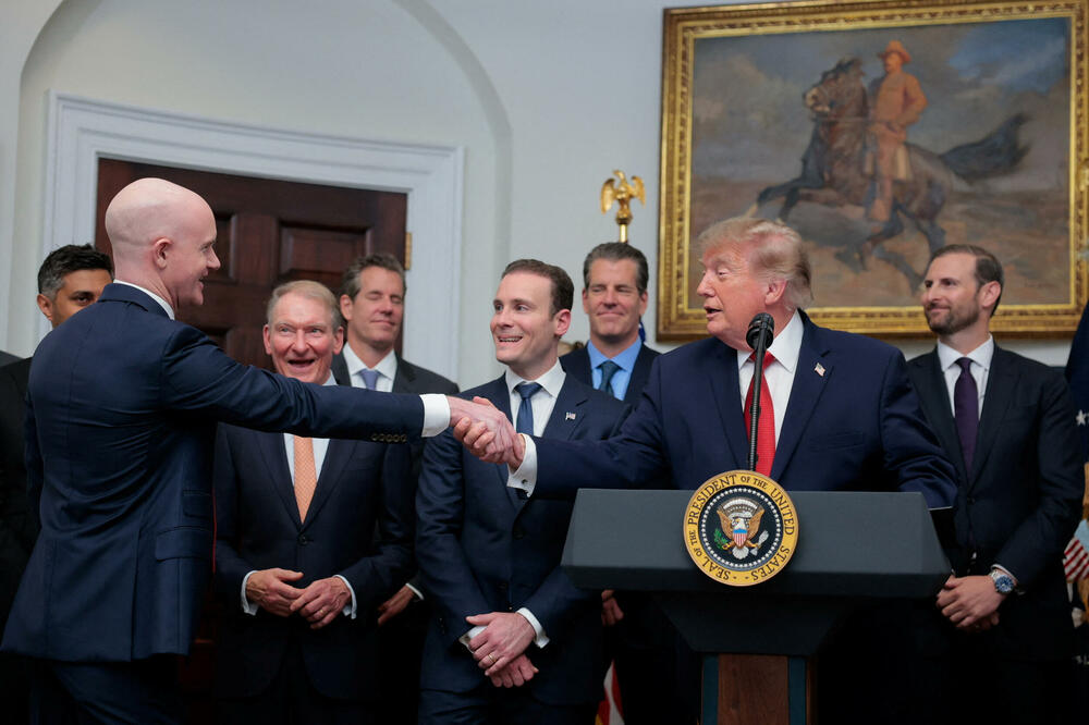 Tramp sa Brajanom Armstrongom, suosnivačem i izvršnim direktorom Koinbejsa, tokom susreta sa predstavnicima kripto-industrije u Bijeloj kući, Foto: Reuters