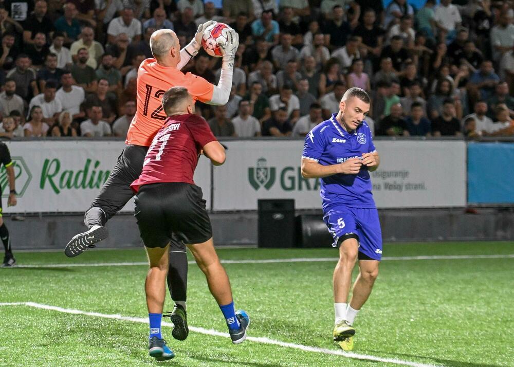 <p>Turnir u malom fudbalu Trofej Podgorice i ove godine bio spektakularan, a u finalu pred 3.000 ljudi Pljevlja 04 DCLS bila su bolja od Stupova (3:0)</p>