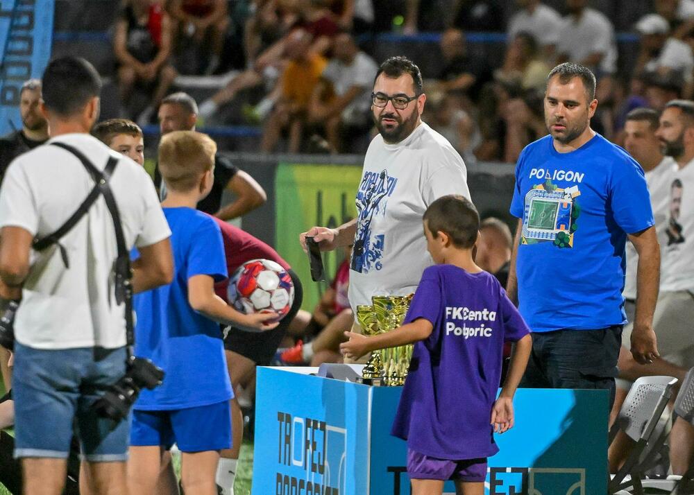 <p>Turnir u malom fudbalu Trofej Podgorice i ove godine bio spektakularan, a u finalu pred 3.000 ljudi Pljevlja 04 DCLS bila su bolja od Stupova (3:0)</p>