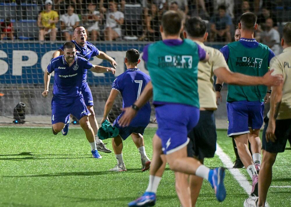 <p>Turnir u malom fudbalu Trofej Podgorice i ove godine bio spektakularan, a u finalu pred 3.000 ljudi Pljevlja 04 DCLS bila su bolja od Stupova (3:0)</p>