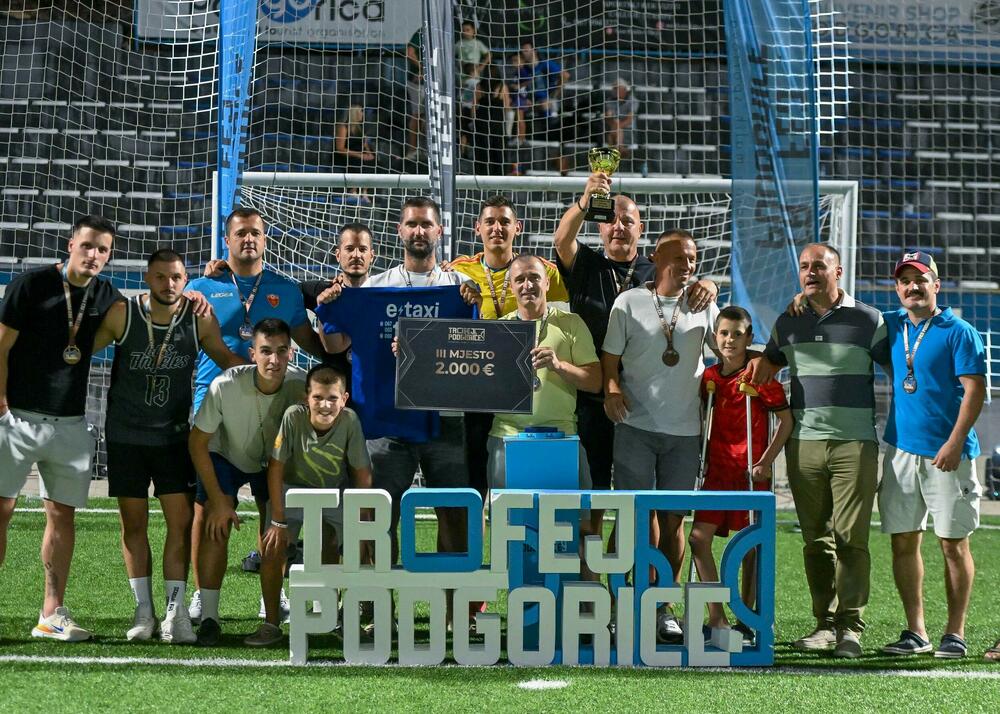 <p>Turnir u malom fudbalu Trofej Podgorice i ove godine bio spektakularan, a u finalu pred 3.000 ljudi Pljevlja 04 DCLS bila su bolja od Stupova (3:0)</p>