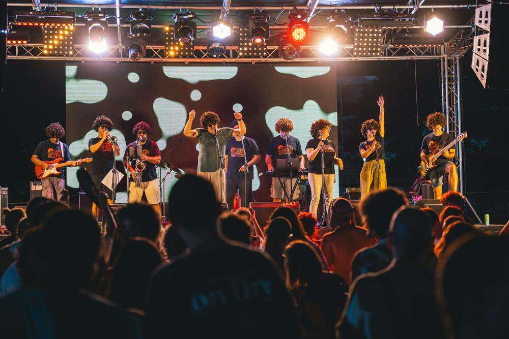 <p>"Sea Dance festival se sinoć vratio Crnoj Gori okupivši čak 39.000 posjetilaca, iz preko 100 zemalja svijeta, pretvarajući Bečiće posljednjeg petka avgusta u jednu od najvažnijih festivalskih destinacija Evrope", poručili su iz organizacije</p>