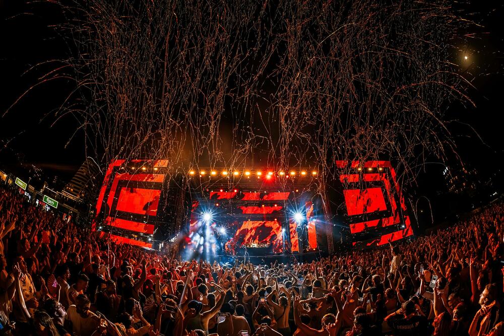 <p>"Sea Dance festival se sinoć vratio Crnoj Gori okupivši čak 39.000 posjetilaca, iz preko 100 zemalja svijeta, pretvarajući Bečiće posljednjeg petka avgusta u jednu od najvažnijih festivalskih destinacija Evrope", poručili su iz organizacije</p>