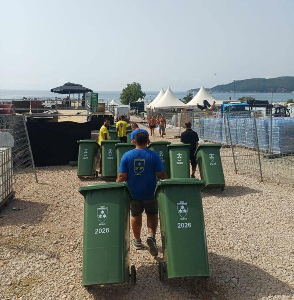 <p>"Naš zadatak je da budemo spremni prije početka događaja, prisutni tokom njegovog trajanja i angažovani odmah nakon završetka svake festivalske večeri", kazala je za "Vijesti" kazala portparolka Komunalno Budva Aleksandra Rajković</p>