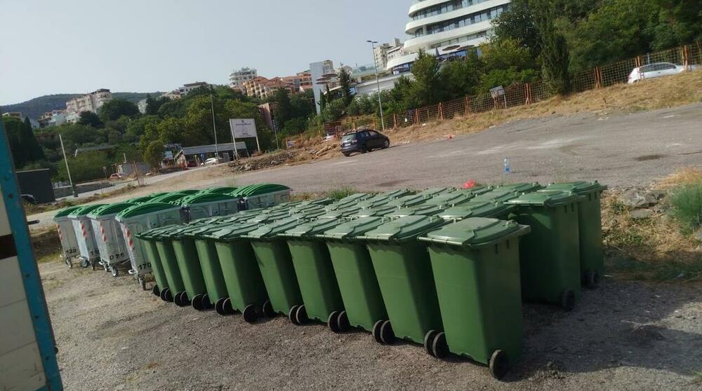 <p>"Naš zadatak je da budemo spremni prije početka događaja, prisutni tokom njegovog trajanja i angažovani odmah nakon završetka svake festivalske večeri", kazala je za "Vijesti" kazala portparolka Komunalno Budva Aleksandra Rajković</p>