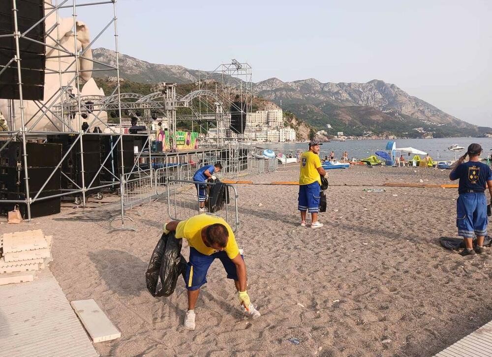 <p>"Naš zadatak je da budemo spremni prije početka događaja, prisutni tokom njegovog trajanja i angažovani odmah nakon završetka svake festivalske večeri", kazala je za "Vijesti" kazala portparolka Komunalno Budva Aleksandra Rajković</p>