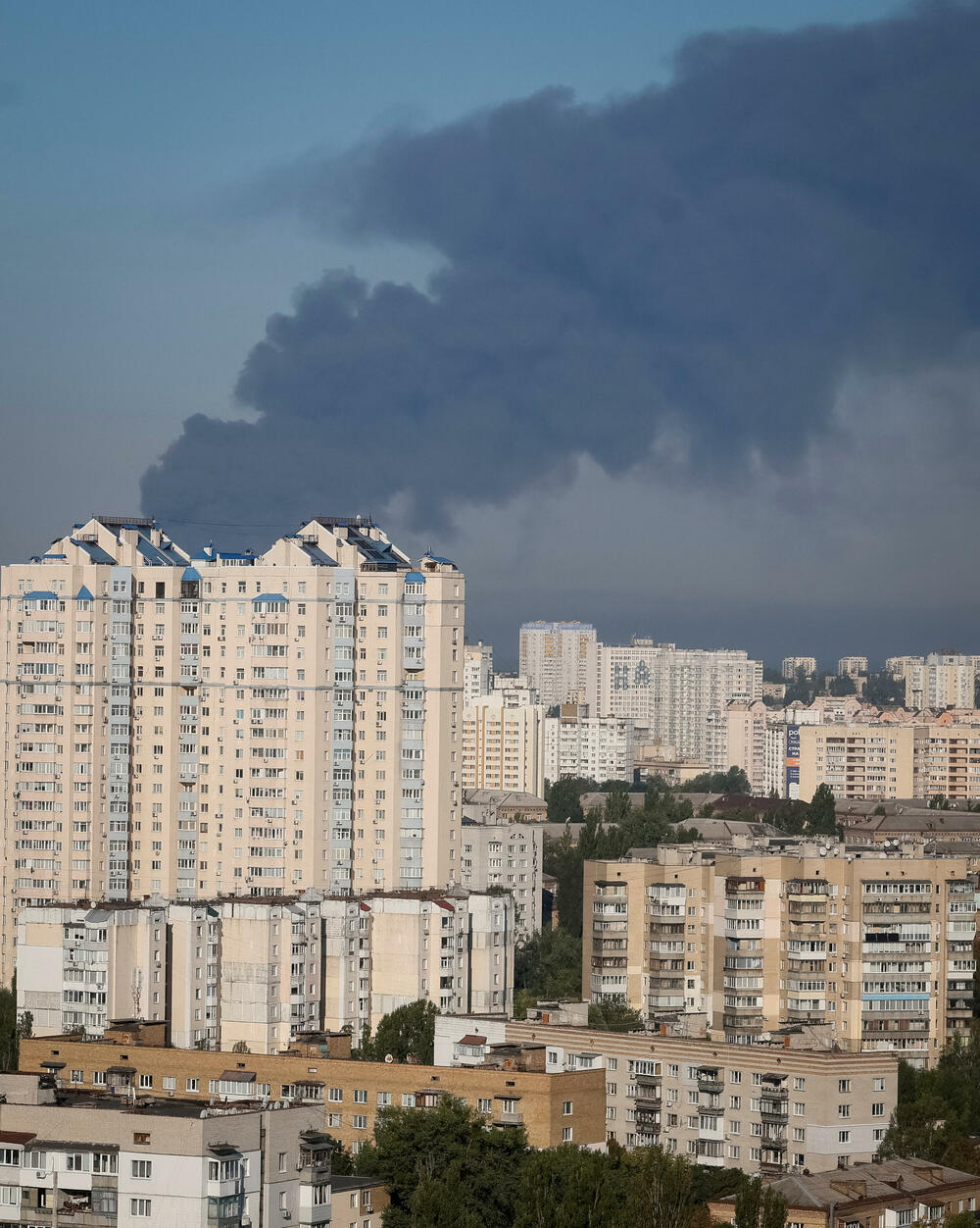 <p>42 osobe su povrijeđene, a više od 380 evakuisano je iz područja napada u okrugu Buča, napisao je na Telegramu guverner Kijevske oblasti Timur Tkačenko</p>