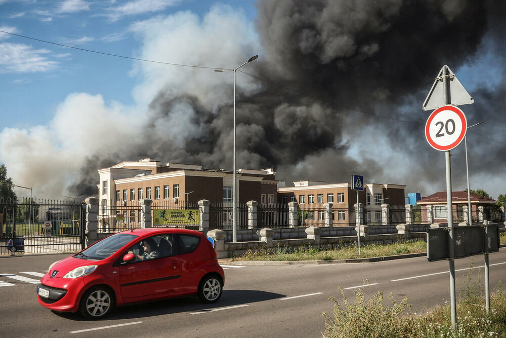 <p>42 osobe su povrijeđene, a više od 380 evakuisano je iz područja napada u okrugu Buča, napisao je na Telegramu guverner Kijevske oblasti Timur Tkačenko</p>