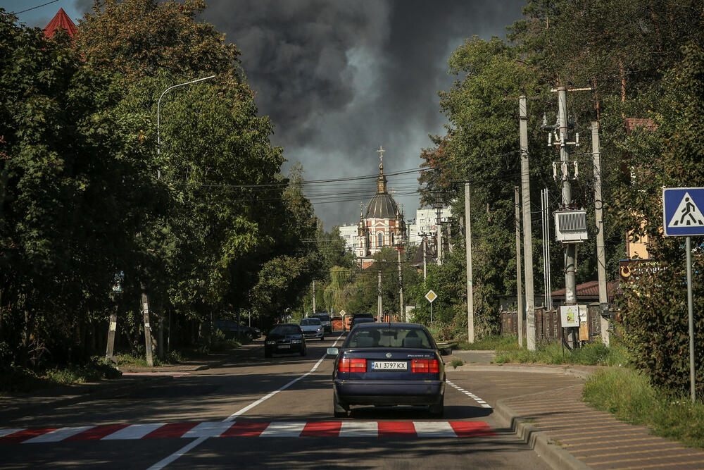 <p>42 osobe su povrijeđene, a više od 380 evakuisano je iz područja napada u okrugu Buča, napisao je na Telegramu guverner Kijevske oblasti Timur Tkačenko</p>