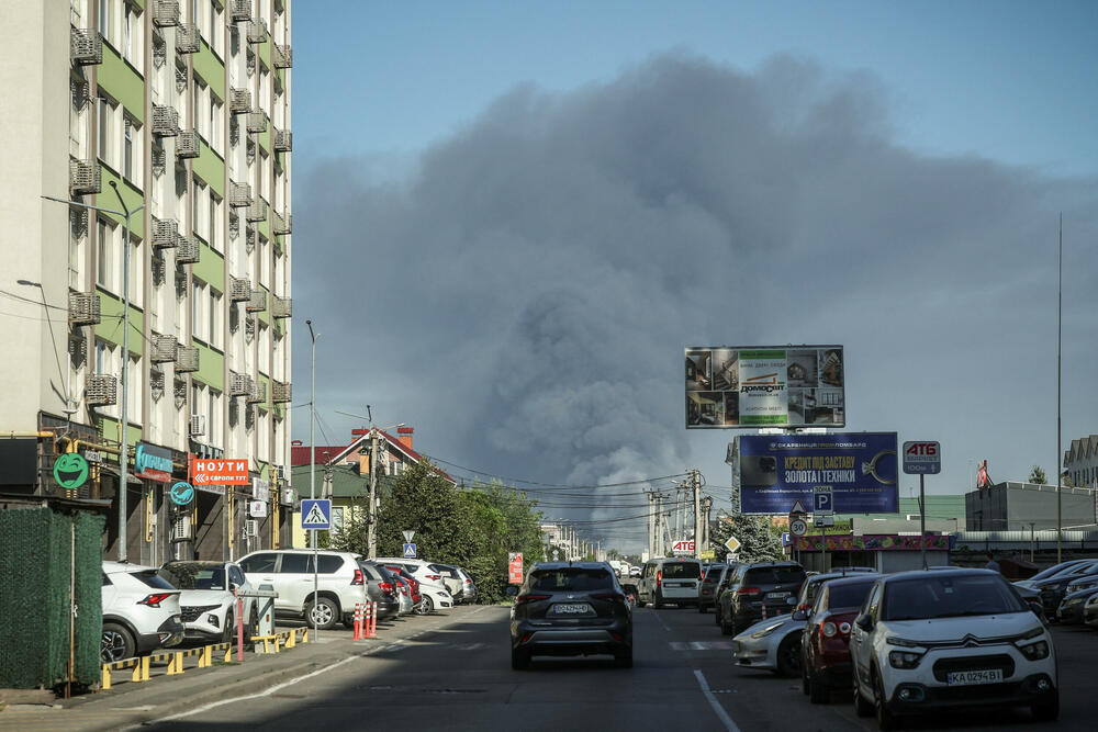 <p>42 osobe su povrijeđene, a više od 380 evakuisano je iz područja napada u okrugu Buča, napisao je na Telegramu guverner Kijevske oblasti Timur Tkačenko</p>