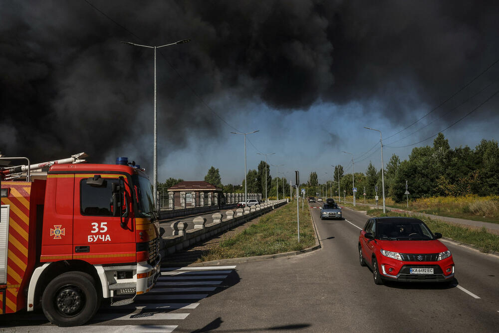 <p>42 osobe su povrijeđene, a više od 380 evakuisano je iz područja napada u okrugu Buča, napisao je na Telegramu guverner Kijevske oblasti Timur Tkačenko</p>