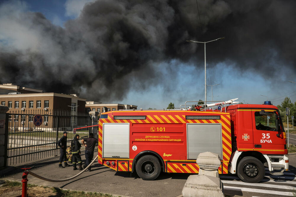 <p>42 osobe su povrijeđene, a više od 380 evakuisano je iz područja napada u okrugu Buča, napisao je na Telegramu guverner Kijevske oblasti Timur Tkačenko</p>