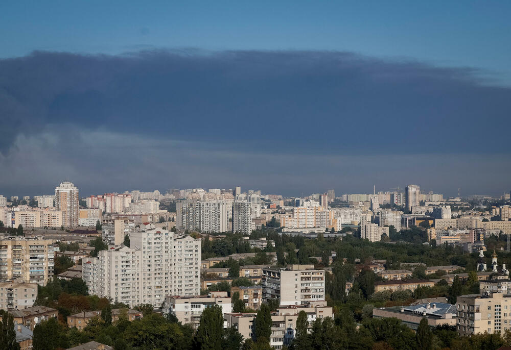 <p>42 osobe su povrijeđene, a više od 380 evakuisano je iz područja napada u okrugu Buča, napisao je na Telegramu guverner Kijevske oblasti Timur Tkačenko</p>