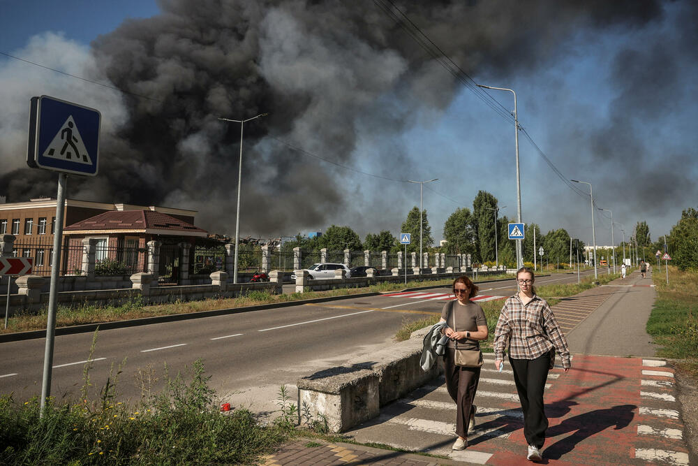 <p>42 osobe su povrijeđene, a više od 380 evakuisano je iz područja napada u okrugu Buča, napisao je na Telegramu guverner Kijevske oblasti Timur Tkačenko</p>