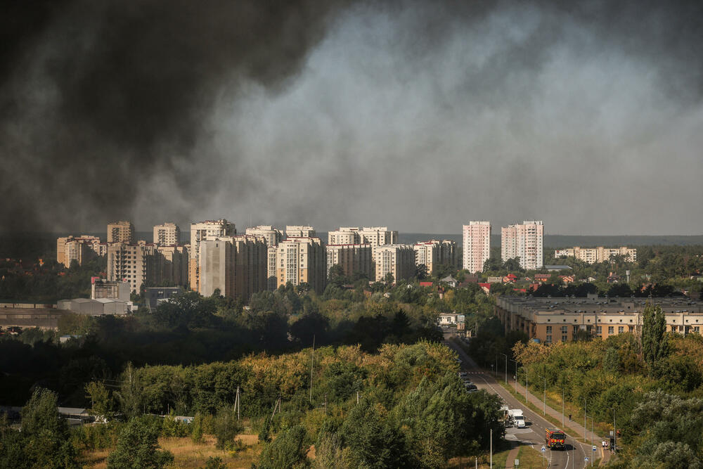 <p>42 osobe su povrijeđene, a više od 380 evakuisano je iz područja napada u okrugu Buča, napisao je na Telegramu guverner Kijevske oblasti Timur Tkačenko</p>