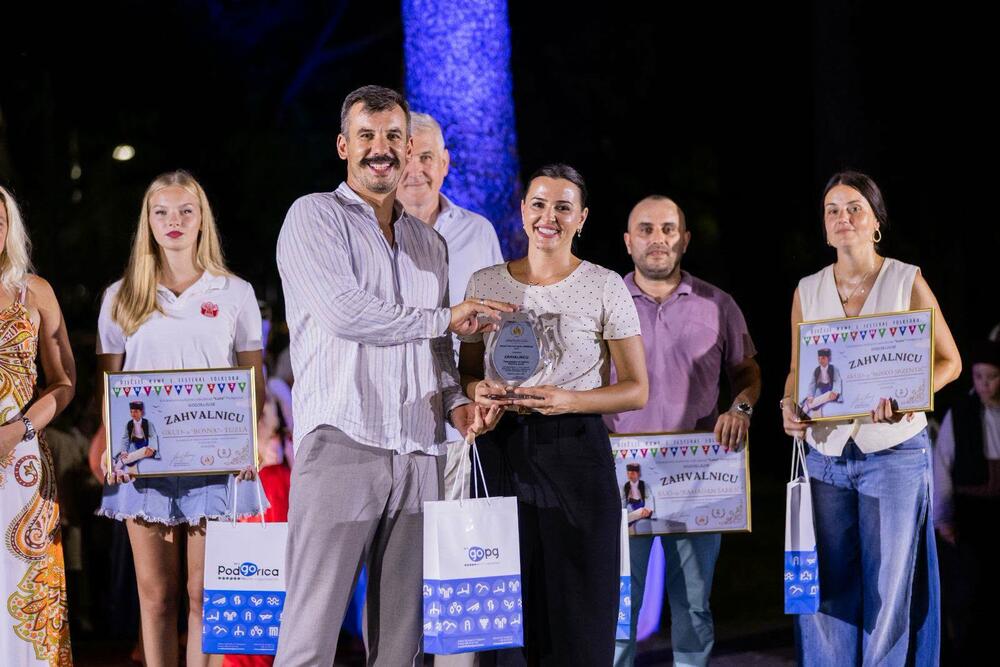 <p>"...A veče je proteklo u znaku druženja, mladosti i ljubavi prema tradiciji. Još jedno lijepo festivalsko veče koje je Podgoricu ispunilo muzikom, igrom i osmjesima najmlađih učesnika", navodi se u saopštenju Sekretarijata za kulturu Glavnog grada Podgorica</p>