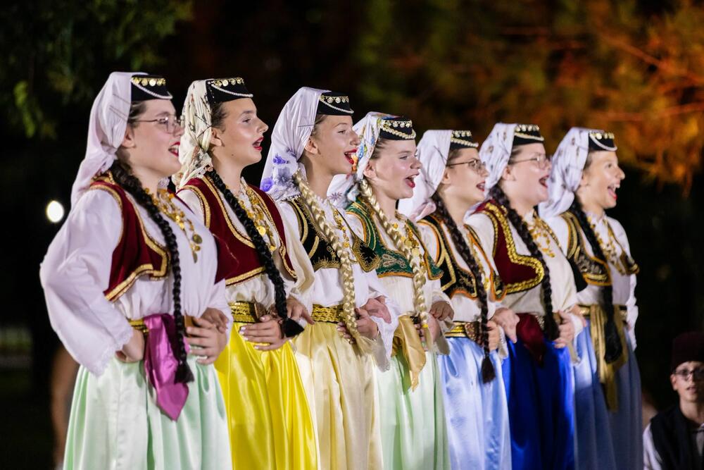 <p>"...A veče je proteklo u znaku druženja, mladosti i ljubavi prema tradiciji. Još jedno lijepo festivalsko veče koje je Podgoricu ispunilo muzikom, igrom i osmjesima najmlađih učesnika", navodi se u saopštenju Sekretarijata za kulturu Glavnog grada Podgorica</p>