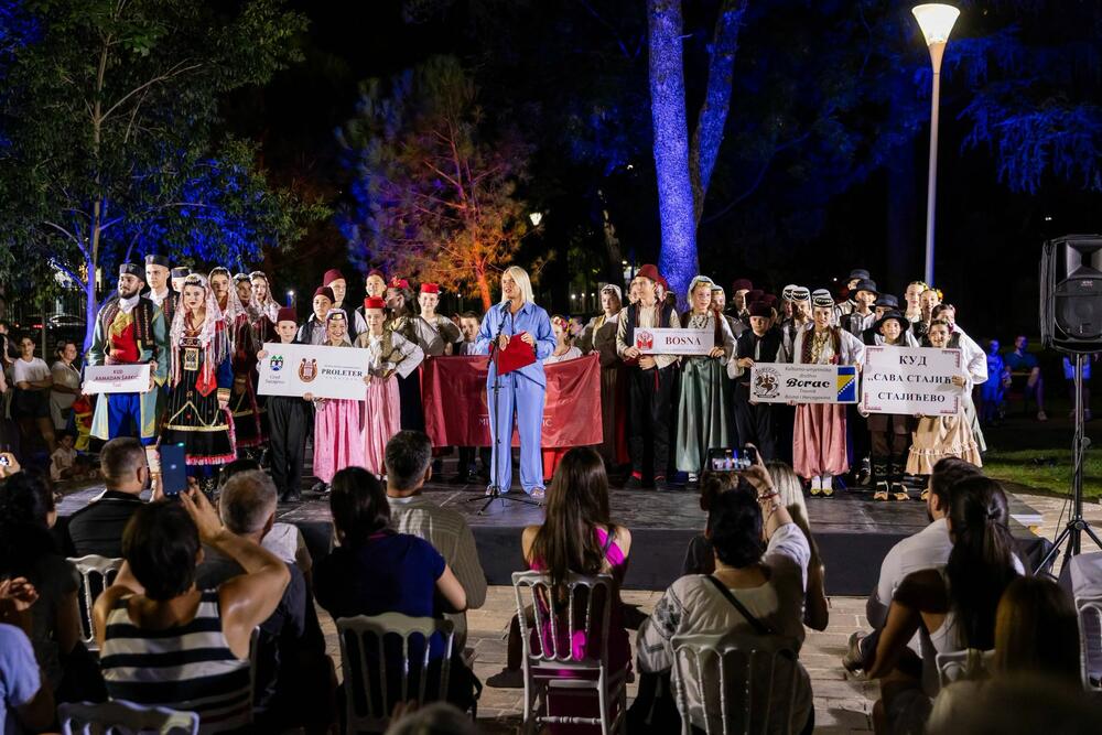 <p>"...A veče je proteklo u znaku druženja, mladosti i ljubavi prema tradiciji. Još jedno lijepo festivalsko veče koje je Podgoricu ispunilo muzikom, igrom i osmjesima najmlađih učesnika", navodi se u saopštenju Sekretarijata za kulturu Glavnog grada Podgorica</p>