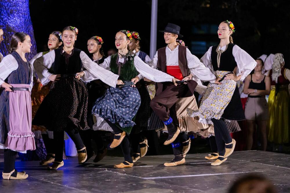 <p>"...A veče je proteklo u znaku druženja, mladosti i ljubavi prema tradiciji. Još jedno lijepo festivalsko veče koje je Podgoricu ispunilo muzikom, igrom i osmjesima najmlađih učesnika", navodi se u saopštenju Sekretarijata za kulturu Glavnog grada Podgorica</p>
