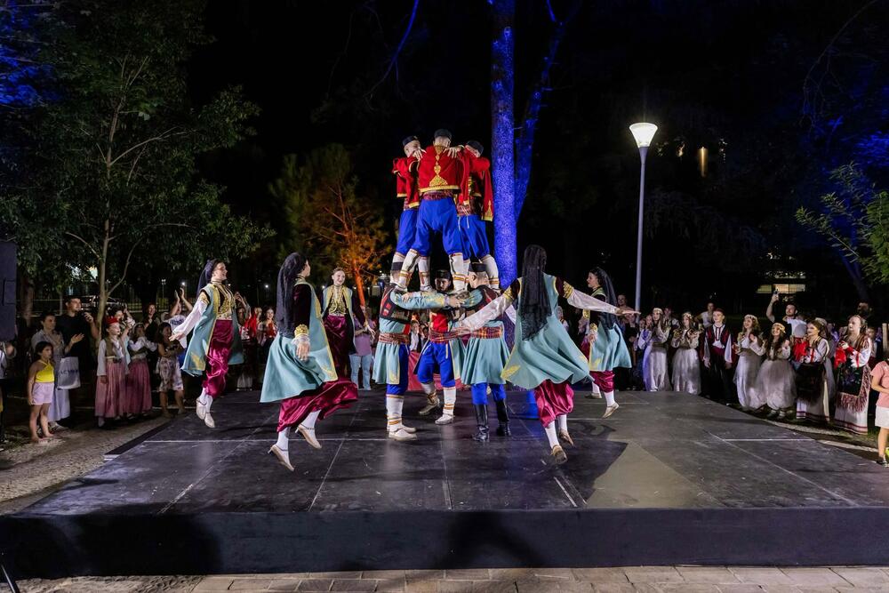 <p>"...A veče je proteklo u znaku druženja, mladosti i ljubavi prema tradiciji. Još jedno lijepo festivalsko veče koje je Podgoricu ispunilo muzikom, igrom i osmjesima najmlađih učesnika", navodi se u saopštenju Sekretarijata za kulturu Glavnog grada Podgorica</p>