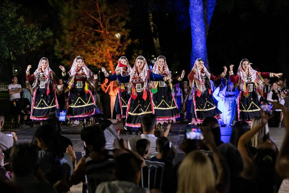 <p>"...A veče je proteklo u znaku druženja, mladosti i ljubavi prema tradiciji. Još jedno lijepo festivalsko veče koje je Podgoricu ispunilo muzikom, igrom i osmjesima najmlađih učesnika", navodi se u saopštenju Sekretarijata za kulturu Glavnog grada Podgorica</p>
