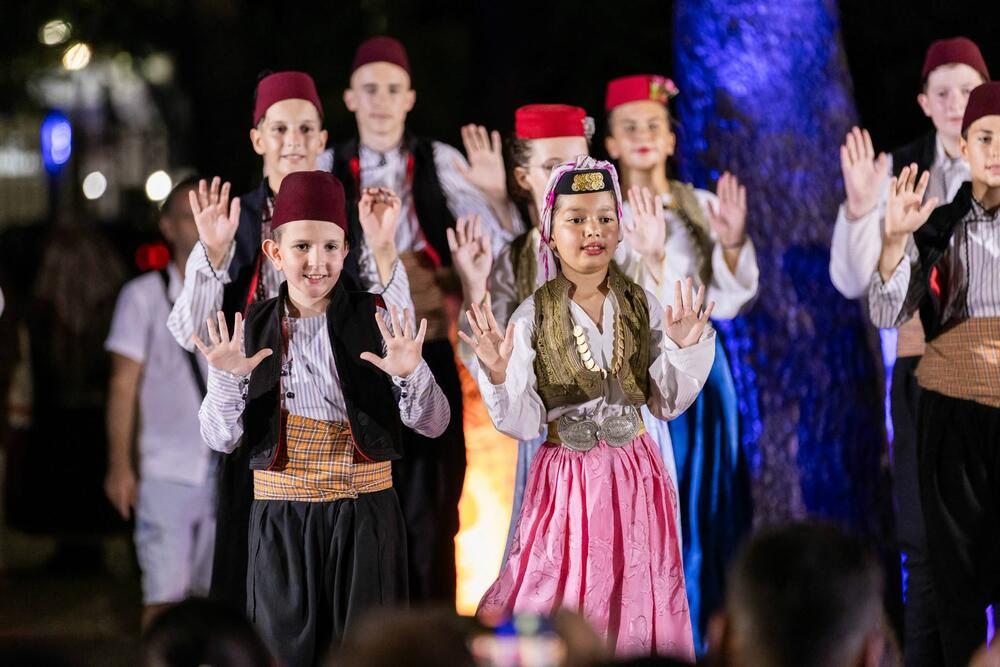 <p>"...A veče je proteklo u znaku druženja, mladosti i ljubavi prema tradiciji. Još jedno lijepo festivalsko veče koje je Podgoricu ispunilo muzikom, igrom i osmjesima najmlađih učesnika", navodi se u saopštenju Sekretarijata za kulturu Glavnog grada Podgorica</p>