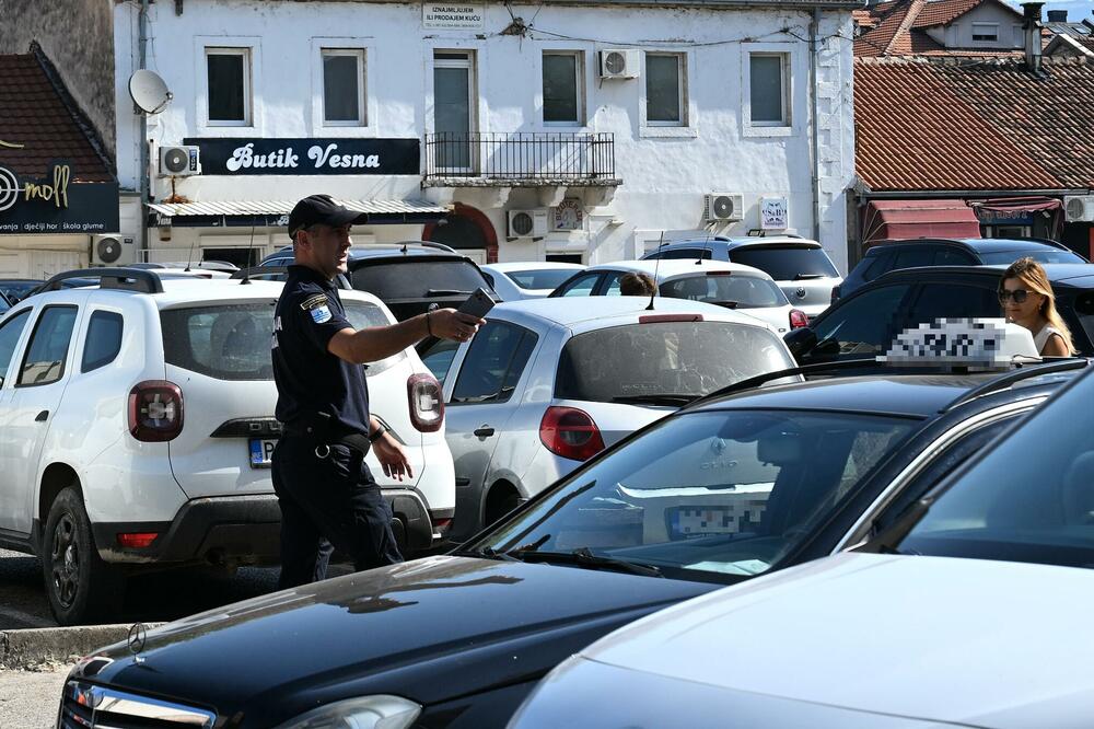 Gužva na ulazu na parking kod TC "Ražnatović", Foto: Boris Pejović