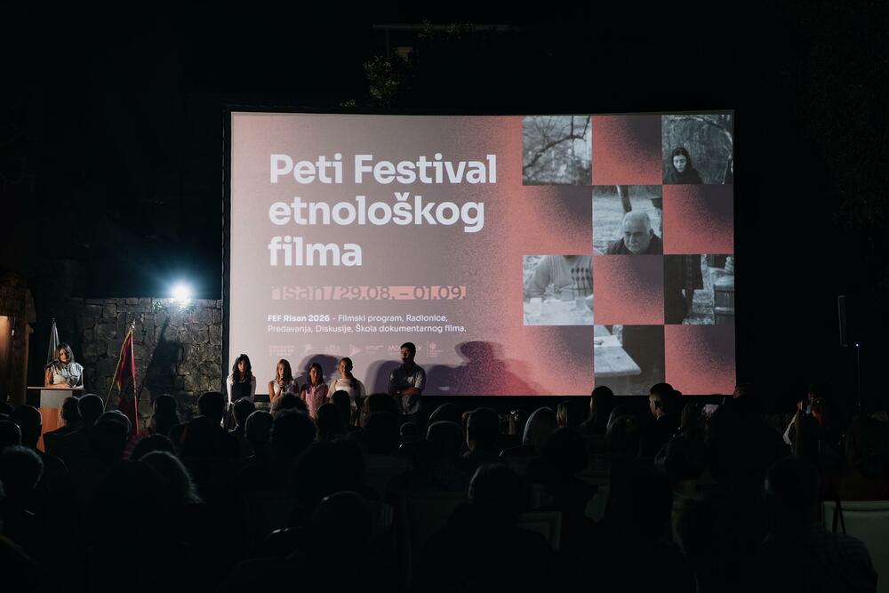 <p>Iz Kancelarije za odnose s javnošću predsjednika Crne Gore je saopšteno da je Jakov Milatović otvorio Peti festival etnološkog filma FEF Risan 2026 i poručio da čuvanjem porodičnih priča čuvamo i dio pamćenja Crne Gore</p>