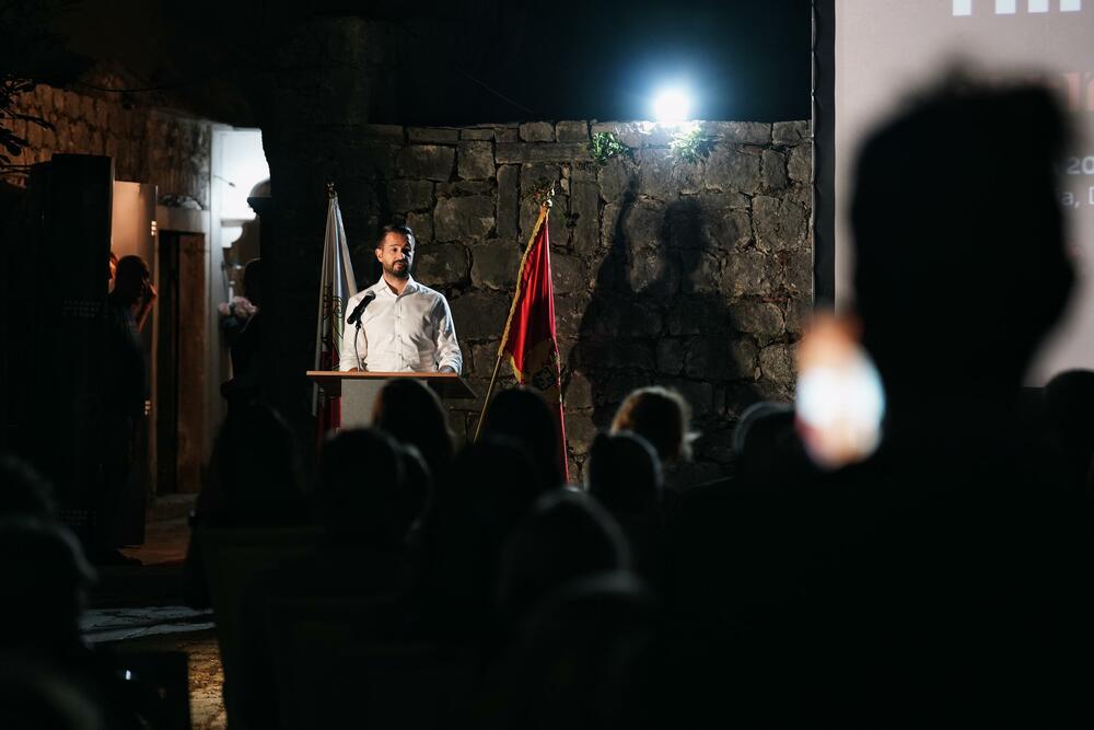 <p>Iz Kancelarije za odnose s javnošću predsjednika Crne Gore je saopšteno da je Jakov Milatović otvorio Peti festival etnološkog filma FEF Risan 2026 i poručio da čuvanjem porodičnih priča čuvamo i dio pamćenja Crne Gore</p>