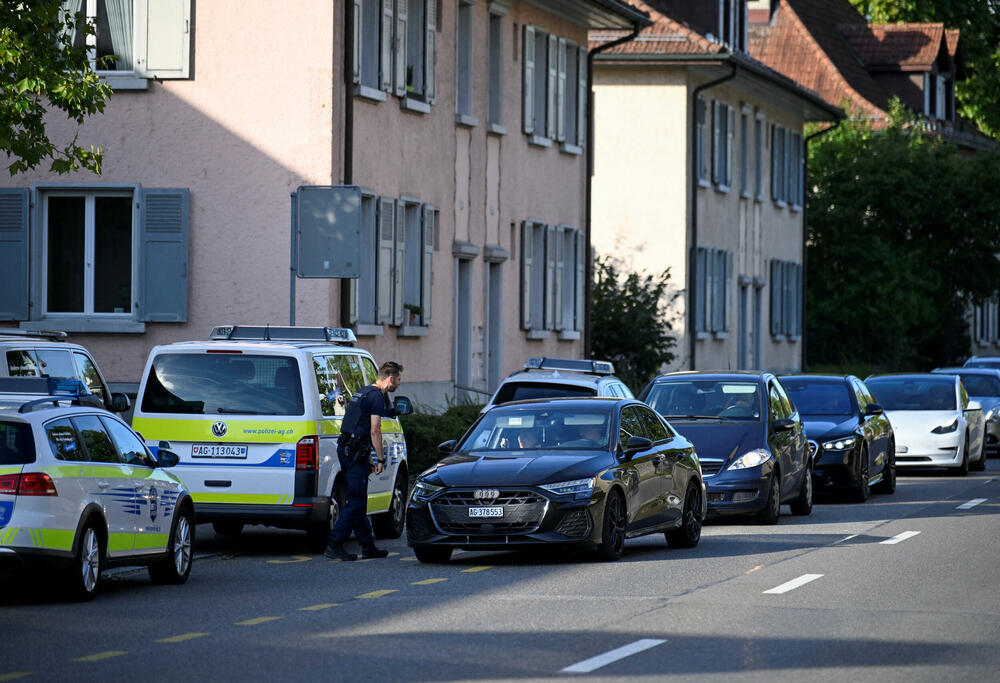 <p>Sve žrtve su stanovnici Švajcarske i imaju oko 20 godina, saopštila je kantonalna policija u Argauu, dodajući da je u toku opsežna potraga za napadačem i da su veliki djelovi grada blokirani. Policija je pozvala građane da dostave eventualne snimke incidenta</p>