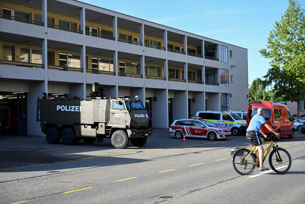 <p>Sve žrtve su stanovnici Švajcarske i imaju oko 20 godina, saopštila je kantonalna policija u Argauu, dodajući da je u toku opsežna potraga za napadačem i da su veliki djelovi grada blokirani. Policija je pozvala građane da dostave eventualne snimke incidenta</p>