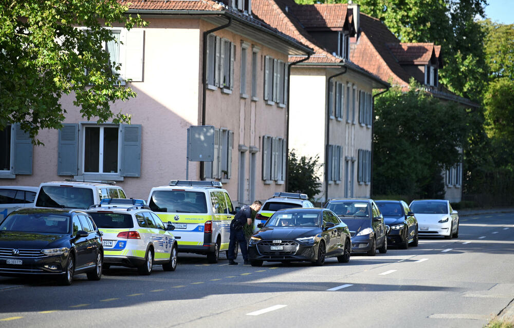 <p>Sve žrtve su stanovnici Švajcarske i imaju oko 20 godina, saopštila je kantonalna policija u Argauu, dodajući da je u toku opsežna potraga za napadačem i da su veliki djelovi grada blokirani. Policija je pozvala građane da dostave eventualne snimke incidenta</p>