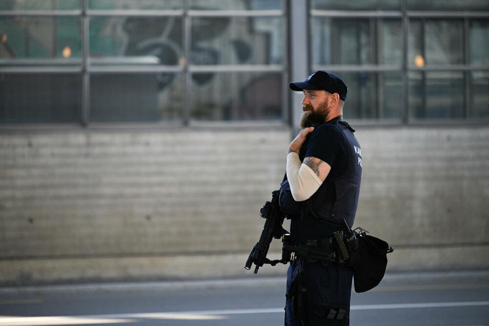 <p>Sve žrtve su stanovnici Švajcarske i imaju oko 20 godina, saopštila je kantonalna policija u Argauu, dodajući da je u toku opsežna potraga za napadačem i da su veliki djelovi grada blokirani. Policija je pozvala građane da dostave eventualne snimke incidenta</p>
