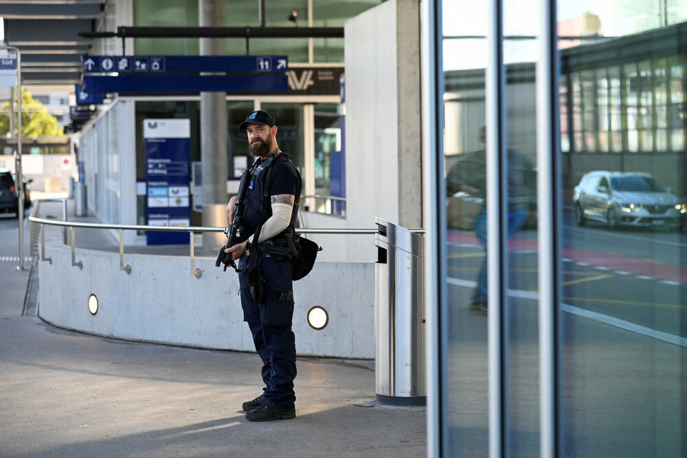 <p>Sve žrtve su stanovnici Švajcarske i imaju oko 20 godina, saopštila je kantonalna policija u Argauu, dodajući da je u toku opsežna potraga za napadačem i da su veliki djelovi grada blokirani. Policija je pozvala građane da dostave eventualne snimke incidenta</p>