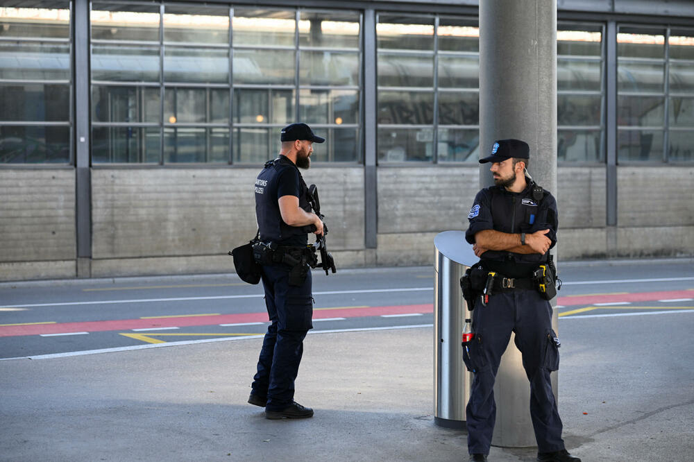 Policajci u blizini mjesta na kome se dogodila pucnjava, Foto: Reuters