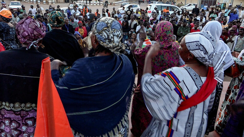 <p>Napad je ukazao na tenzije unutar oružanih snaga Nigera, koje su pretrpjele niz gubitaka na bojnom polju u borbama protiv zapadnoafričkih ogranaka Al Kaide i Islamske države</p>