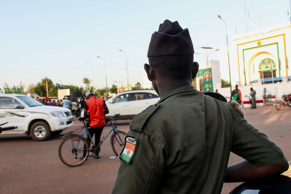 <p>Napad je ukazao na tenzije unutar oružanih snaga Nigera, koje su pretrpjele niz gubitaka na bojnom polju u borbama protiv zapadnoafričkih ogranaka Al Kaide i Islamske države</p>