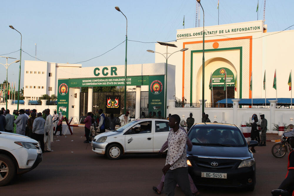<p>Napad je ukazao na tenzije unutar oružanih snaga Nigera, koje su pretrpjele niz gubitaka na bojnom polju u borbama protiv zapadnoafričkih ogranaka Al Kaide i Islamske države</p>