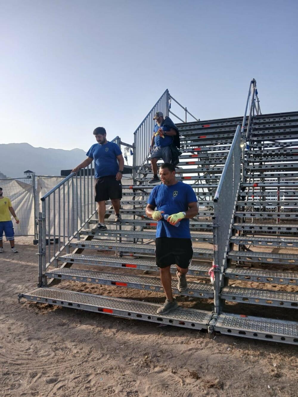<p>"Iako se najvećim dijelom radi o laganom otpadu (plastičnim flašama i čašama, limenkama, konfetama i sličnom materijalu) količina od 20 tona sa samo jedne festivalske lokacije predstavlja značajan obim otpada koji je bilo potrebno prikupiti, ukloniti i transportovati", navela je portparolka Komunalnog preduzeća Budva, Aleksandra Rajković</p>