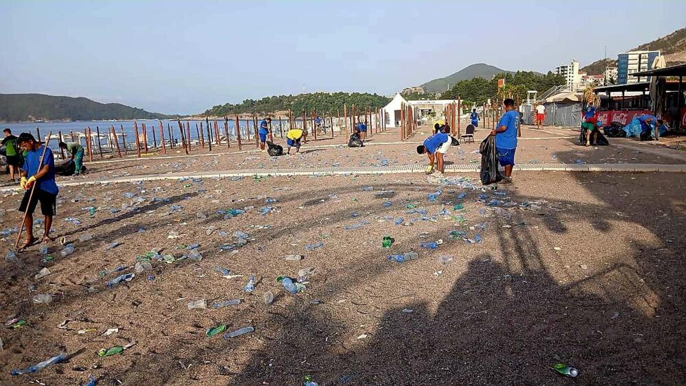 <p>"Iako se najvećim dijelom radi o laganom otpadu (plastičnim flašama i čašama, limenkama, konfetama i sličnom materijalu) količina od 20 tona sa samo jedne festivalske lokacije predstavlja značajan obim otpada koji je bilo potrebno prikupiti, ukloniti i transportovati", navela je portparolka Komunalnog preduzeća Budva, Aleksandra Rajković</p>