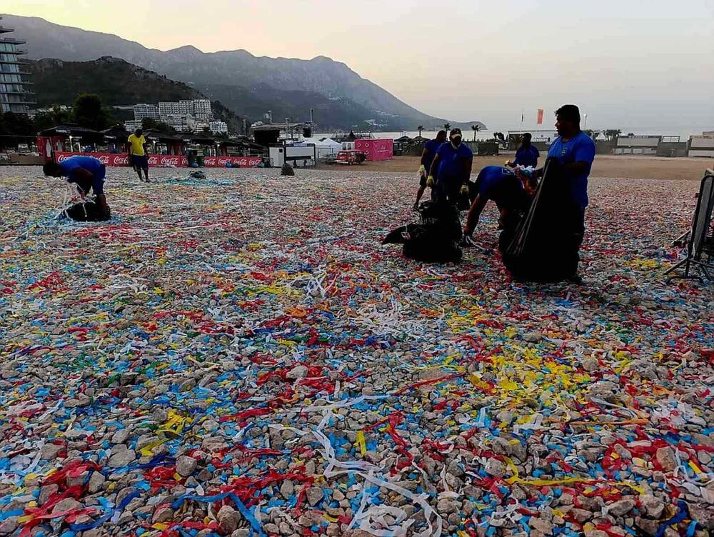 <p>"Iako se najvećim dijelom radi o laganom otpadu (plastičnim flašama i čašama, limenkama, konfetama i sličnom materijalu) količina od 20 tona sa samo jedne festivalske lokacije predstavlja značajan obim otpada koji je bilo potrebno prikupiti, ukloniti i transportovati", navela je portparolka Komunalnog preduzeća Budva, Aleksandra Rajković</p>
