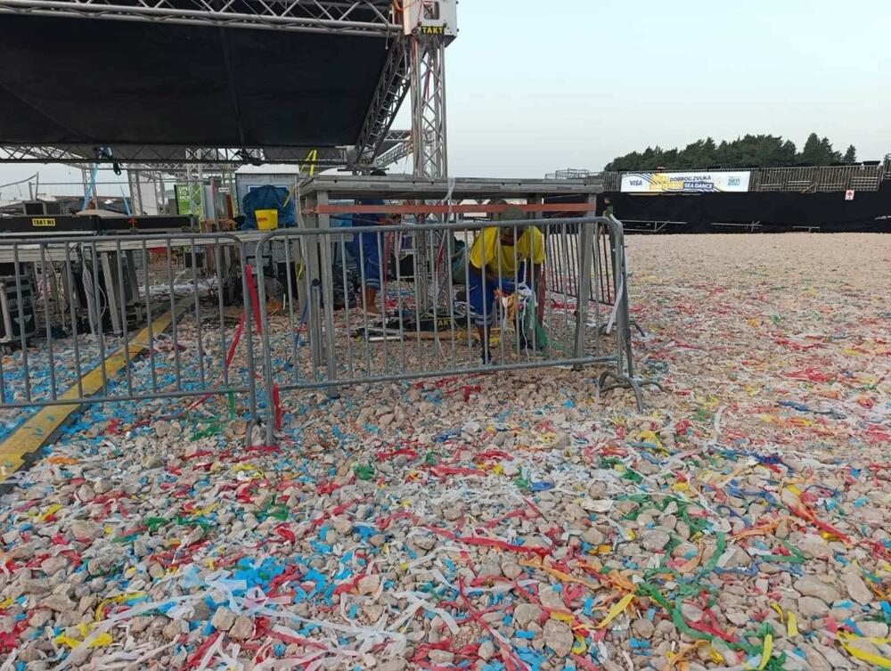 <p>"Iako se najvećim dijelom radi o laganom otpadu (plastičnim flašama i čašama, limenkama, konfetama i sličnom materijalu) količina od 20 tona sa samo jedne festivalske lokacije predstavlja značajan obim otpada koji je bilo potrebno prikupiti, ukloniti i transportovati", navela je portparolka Komunalnog preduzeća Budva, Aleksandra Rajković</p>